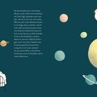 Text über Gedanken an den Tod und Sterne. Illustration: Kind sitzt auf Planet, daneben Kind im Bett, umgeben von Planeten.