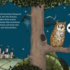 Text: "Am liebsten besucht das kleine Gespenst...erzählen sich Geschichten." 

Illustration: Eine Eule und ein Gespenst sitzen auf einem Ast unter einem Sternenhimmel. Eine Burg ist im Hintergrund.