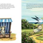 Links: Text über ein Schaf und eine Möwe. Illustration: Schaf in Strandkorb mit Möwe. Rechts: Schaf und Möwe rennen lächelnd über Wiese.