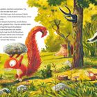 Ein rotes Eichhörnchen hebt einen großen Stein hoch. Im Hintergrund sehen Waldtiere neugierig zu.