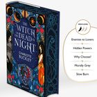 Titel: "The Witch in the Dead of Night" von Charlotte Buckley. 

"Spice-Level" zeigt einen gefüllten von drei Chilischoten.

Textdetails: 

- Enemies to Lovers
- Hidden Powers
- Why Choose?
- Morally Grey
- Slow Burn

Das Buchcover zeigt eine künstlerische Darstellung mit Mondsymbolen, roten Rosen und zwei Figuren.