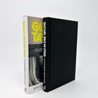 Auf den Buchrücken steht „Geld in der Tasche“ und „Asta Olivia Nordenhof“. Ein Buch ist schwarz, das andere hat ein Cover.