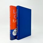 Zwei Bücher. Eines mit rotem Umschlag zeigt "LAUREN GROFF RAUBBOLD", das andere ist blau. Sticker mit "NEW YORK TIMES BESTSELLER".
