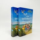 "Buchcover von 'Sylt oder Sehnsucht' von Claudia Thesenfitz. Illustration: Menschen in Badebekleidung am Strand."