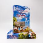 "Sommerliebe im kleinen Eisladen am Meer" von Julia Rogasch. Ein Haus mit Reetdach, blauer Himmel, Strand, Bäume.