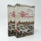 „Die Bluthochzeit“ von Wolf Hector, Historischer Roman. Illustration einer alten Stadtansicht mit Reitern im Vordergrund.