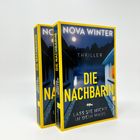 Buchtitel: "DIE NACHBARIN" von NOVA WINTER, Thriller, "LASS SIE NICHT IN DEIN HAUS", Bild zeigt zwei Buchcover, Haus bei Nacht.