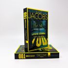 Aufrecht stehendes Buch mit dem Titel "Letzte Stunde" von Sven Jacobs. Im Hintergrund ein dunkler Waldweg.