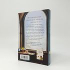 Rückseite eines Buches mit Zitaten und einer Beschreibung. Ein Fenster mit Pflanzen im Hintergrund, seitlich Buchrücken.