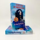 Buch „Atmosphere“ von Taylor Jenkins Reid, aufrecht stehend und liegend. Cover zeigt Frau mit Sonnenbrille vor blauem Himmel.