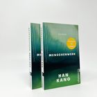 Zwei Bücher mit grün-blauem Cover. Titel: "MENSCHENWERK" von HAN KANG. Aufkleber: "Nobelpreis für Literatur". Verlag Ullstein.