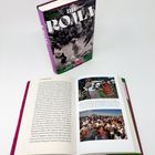 Auf einem stehenden Buch steht „DIE ROMA.“ Ein geöffnetes Buch zeigt Text und zwei Fotos von Menschen.