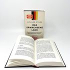 Ein geschlossenes Buch mit dem Titel "Das erwachsene Land". Darauf ruht ein geöffnetes Buch mit Text auf zwei Seiten.