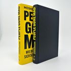 "People Gone Mad" und "Wie dich die Welt sieht" auf zwei Buchrücken, gelb und schwarz.