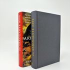Zwei Bücher: "Der ARROGANTE AFFE". Eines mit rotem Rücken, das andere in schlichtem Grau ohne Umschlag.