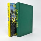 Ein gelber Buchrücken zeigt "SCHLAF", "HONOR JONES". Daneben ein grünes Buch ohne Titelbild.