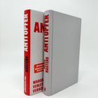 „ANTI OPFER“ steht in Rot auf zwei Buchrücken. Ein Buch hat einen Schutzumschlag, das andere ist schlicht grau.