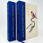 "Das Buch der Vögel" in Gold auf blauem Buchrücken. Illustration: Zwei farbenfrohe Vögel. Autoren: Jackie Morris, Robert Macfarlane.