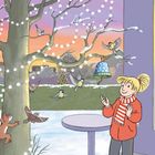 Eine Frau in roter Jacke und gestreiftem Schal steht lächelnd vor einem geschmückten Weihnachtsbaum, während Vögel im Schnee umherfliegen.