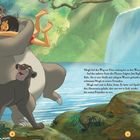 Text: Mogli lief den Weg am Fluss entlang. Charaktere im Dschungel: ein Junge umarmt einen großen Bären, mit einem Panther daneben.