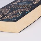 "MONTCREST UNIVERSITY" und "COVE" stehen auf dem Buchcover, verziert mit goldenen Ornamenten.