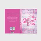 „OUR SECRET KISS“ steht groß auf einem Cover mit rosa Hintergrund und Fußballmotiv. Autor: Mimi Heeger.