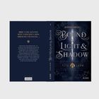 Buchtitel: "Bound by Light & Shadow". Autorin: Justine Ahlers. Dunkles Design mit floralen Verzierungen.