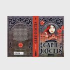Text: "GAME OF NOCTIS", "SPIEL UM DEIN LEBEN". 
Illustration: Frau mit roten Haaren, rote Würfel, Stadt im Hintergrund.