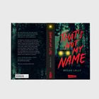 "That's Not My Name" von Megan Lally. Ein düsterer Wald mit beleuchteten Fenster in der Ferne, Titel in Rot.