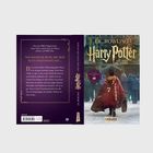 Text: "J.K. Rowling, Harry Potter und der Stein der Weisen, Carlsen." Ein Junge trägt einen Umhang mit der Nummer 7.