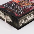 „Mother of Death & Dawn“. Illustration eines Buches mit kunstvollem Blumenmuster auf dem Schnitt. Ein rotes Band als Lesezeichen.