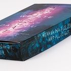 Text auf einem Buch: "Ich wollte nur, dass du lebst." Seitlich: "Wenn ich dich auslöse, wird alles gut."