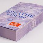 Text: "BREATHE with me" und "SPIEGEL Bestseller-Autorin". Ein Buch mit lilafarbenem Blumenmotiv auf dem Cover.