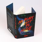 "No Place Left to Hide" und "Megan Lally" auf einem Buchcover. Gekurvte Straße in einem dunklen Wald, rotes Auto, Scheinwerfer.