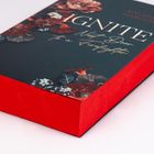 „IGNITE“, „Next Door to a Firefighter“. Dunkler Einband, Blumenmuster, leuchtend rote Seiten.