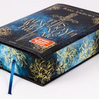 "Spiegel Bestseller Autorin" steht in Rot. Dunkelblauer Buchrücken mit goldenen, floralen Mustern und einem blauen Leseband.
