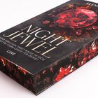 "Night Jewel", "Jeder Edelstein trägt Magie in sich. Bist du stark genug für deine?" zeigt roten Edelstein auf dunklem Hintergrund.