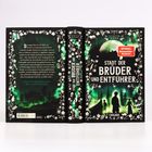 "Stadt der Brüder und Entführer" von Judith Mohn, grünes Leuchten, Silhouetten von Menschen und Bäumen, florale Verzierungen.