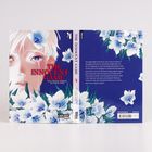Titel: THE INNOCENT GAME. Illustration mit tränenreichem Gesicht, umgeben von weißen Blumen auf blauem Hintergrund.