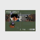 "FOOL NIGHT" steht oben. Links eine Frau im Profil, rechts maskierte Figuren. Unten Vase mit lila Blumen.
