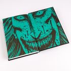 Illustration: Ein grinsendes Gesicht in einem Buch, in kräftigem Türkis und Schwarz, das bedrohlich und detailreich wirkt.