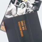 Der Buchrücken zeigt „ENGEL DES VERSCHWINDENS“ von Slobodan Šnajder. Ein verschwommenes, historisches Foto ist im Hintergrund.