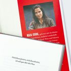 "Nicht flussaufwärts, nicht flussabwärts, ich will quer über den Fluss". Frau auf rotem Hintergrund mit Text über sie.