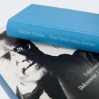 Text: "Gustav Mahler - Vom Elend eines Genies." Ein blaues Buch liegt auf einem Schwarz-Weiß-Foto von einem Mann.