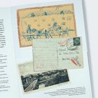 Eine Kinderzeichnung zeigt ein Haus und Personen, daneben eine Postkarte mit Text und eine Fotoansicht von Saalfeld.