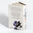 „Wo der Wind die Namen trägt“ von Anja Jonuleit. Texte über einen aufwühlenden Roman. Blume illustriert den Buchrücken.