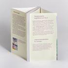 Texte: "Worum es geht", "Designprojekte", "Unterrichtsmaterialien für Schulen". Geöffnetes Buch, neutrale Farben.