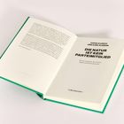 Titel: "DIE NATUR IST KEIN PARTEIMITGLIED" von Harald Lesch und Axel Kleidon. Offenes Buch mit grünem Einband.