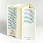 Zwei Buchrückentexte in Blau über Anthony Scaramucci und politische Systeme. Zitat von James Holland in Rot. Buch ist aufgeschlagen.