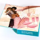 „Du musst lernen, mir zu vertrauen.“ Illustration eines umarmenden Paares in eleganter Kleidung.